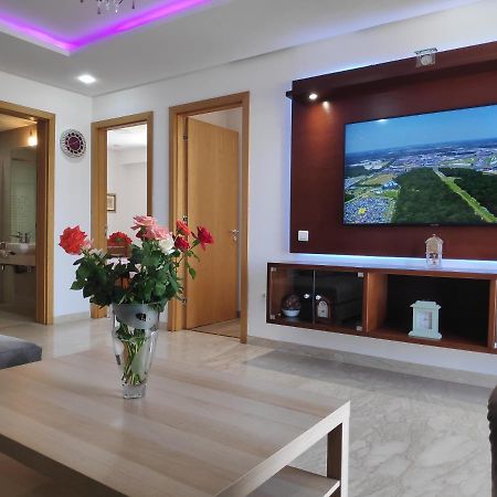 La Marina: Luxury Riverfront Apartment with Prime Location Sale Exterior photo